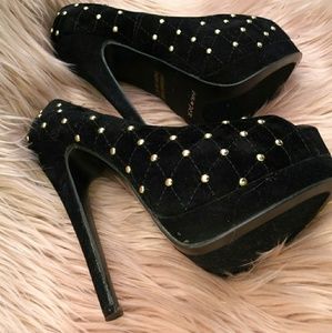 👠Bumper size 7 black studded stilettos👠